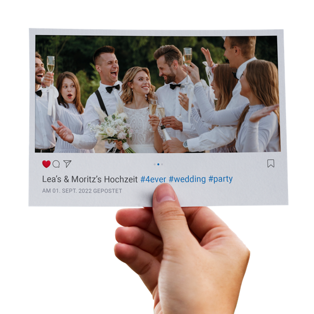 Eine Hand hält einen frisch gedruckten Fotoabzug mit personalisiertem Rahmen