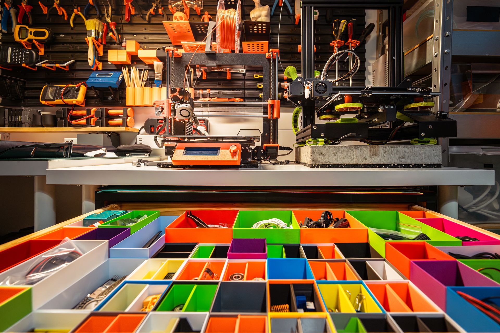 Werkstatt mit 3D-Druckern, Werkzeugen und geordneten Kleinteilen