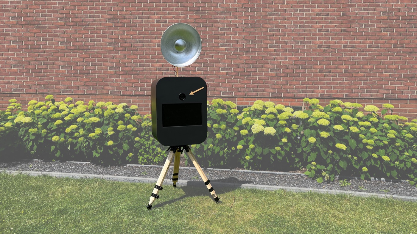 Die MOERE Fotobox aufgebaut auf ihrem Stativ, darüber der Studioblitz
